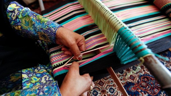 What-are-the-main-differences-between-Weaving-and-knitting